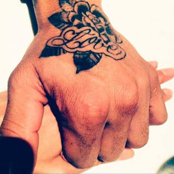 Questa sarebbe la prova inequivocabile. La bella Joana ha pubblicato sul suo profilo Instagram questa foto: una mano maschile con un tatuaggio, La mano (e il tatuaggio)  quella di Dani